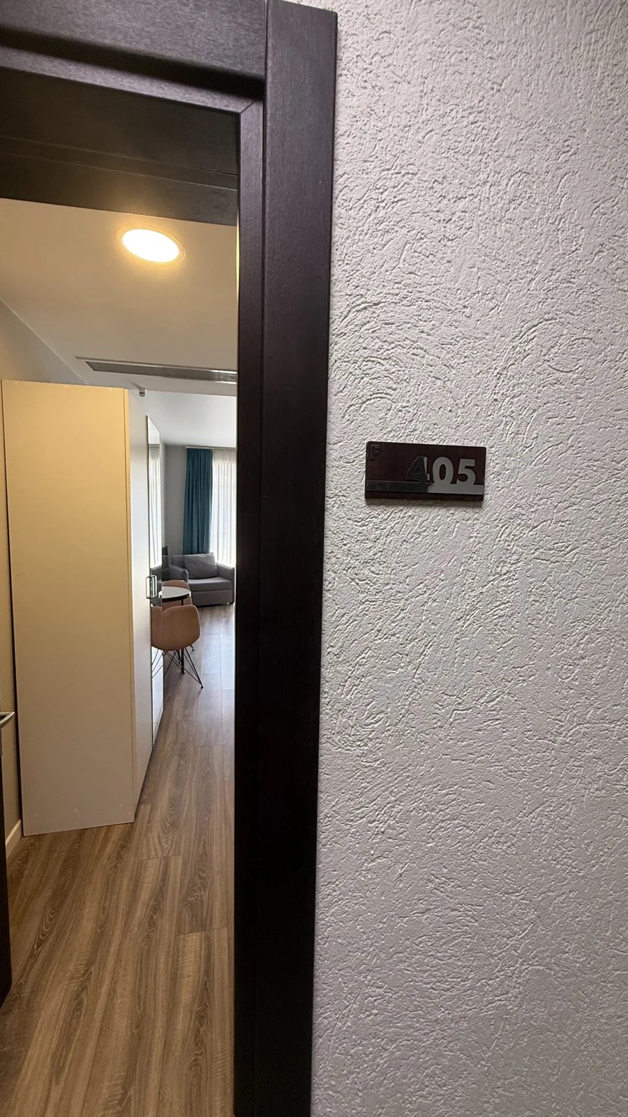 Entrance and hallway · F 405 · 9