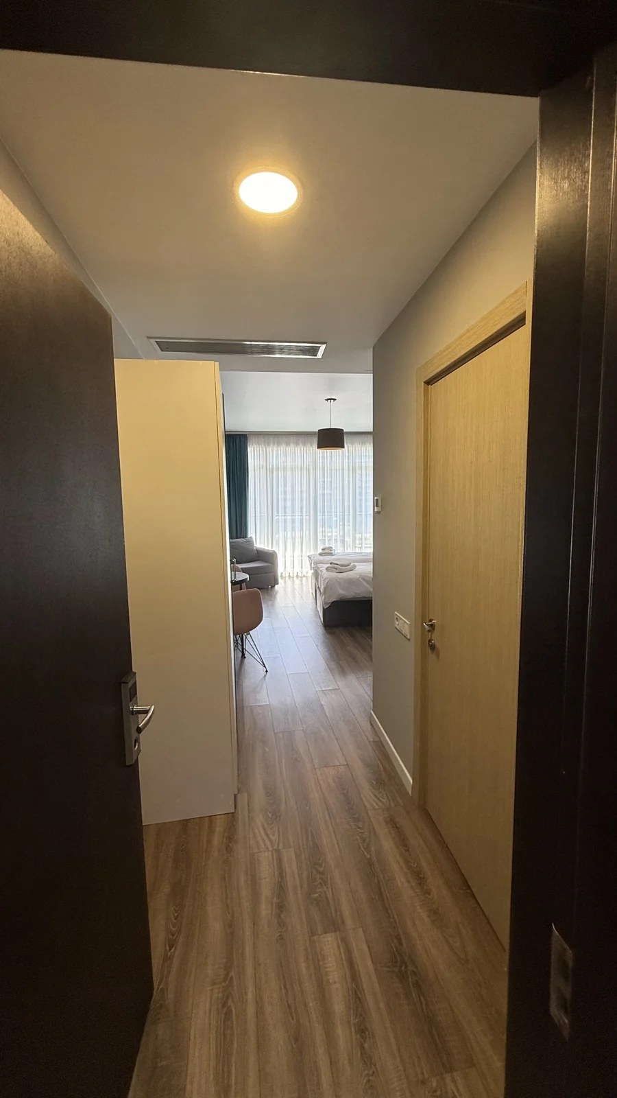 Entrance and hallway · F 405 · 8