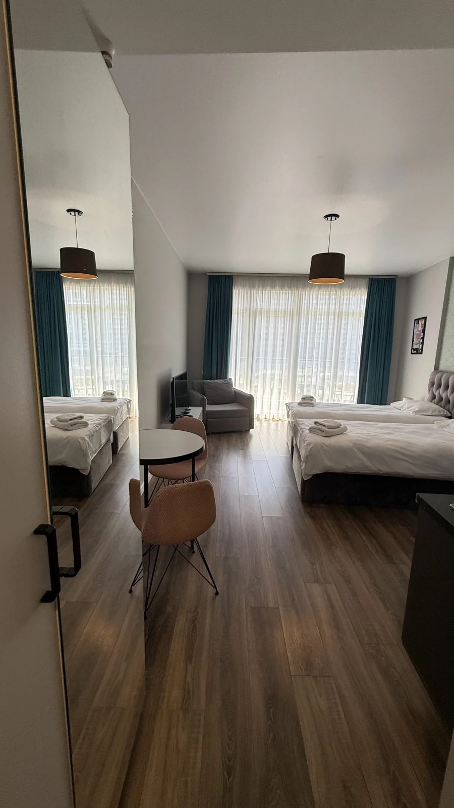 Living and sleeping area · F 405 · 7