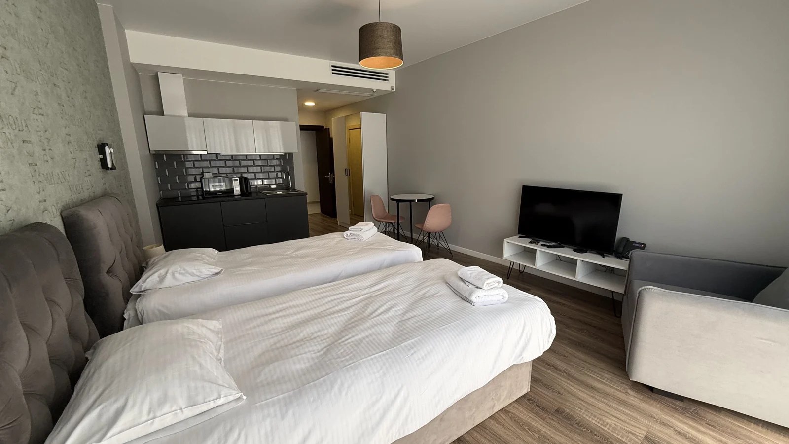 Living and sleeping area · F 405 · 2