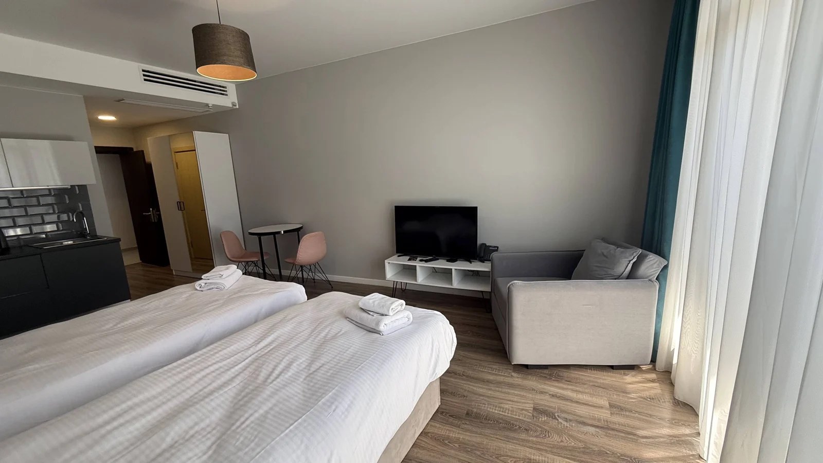 Living and sleeping area · F 405 · 3