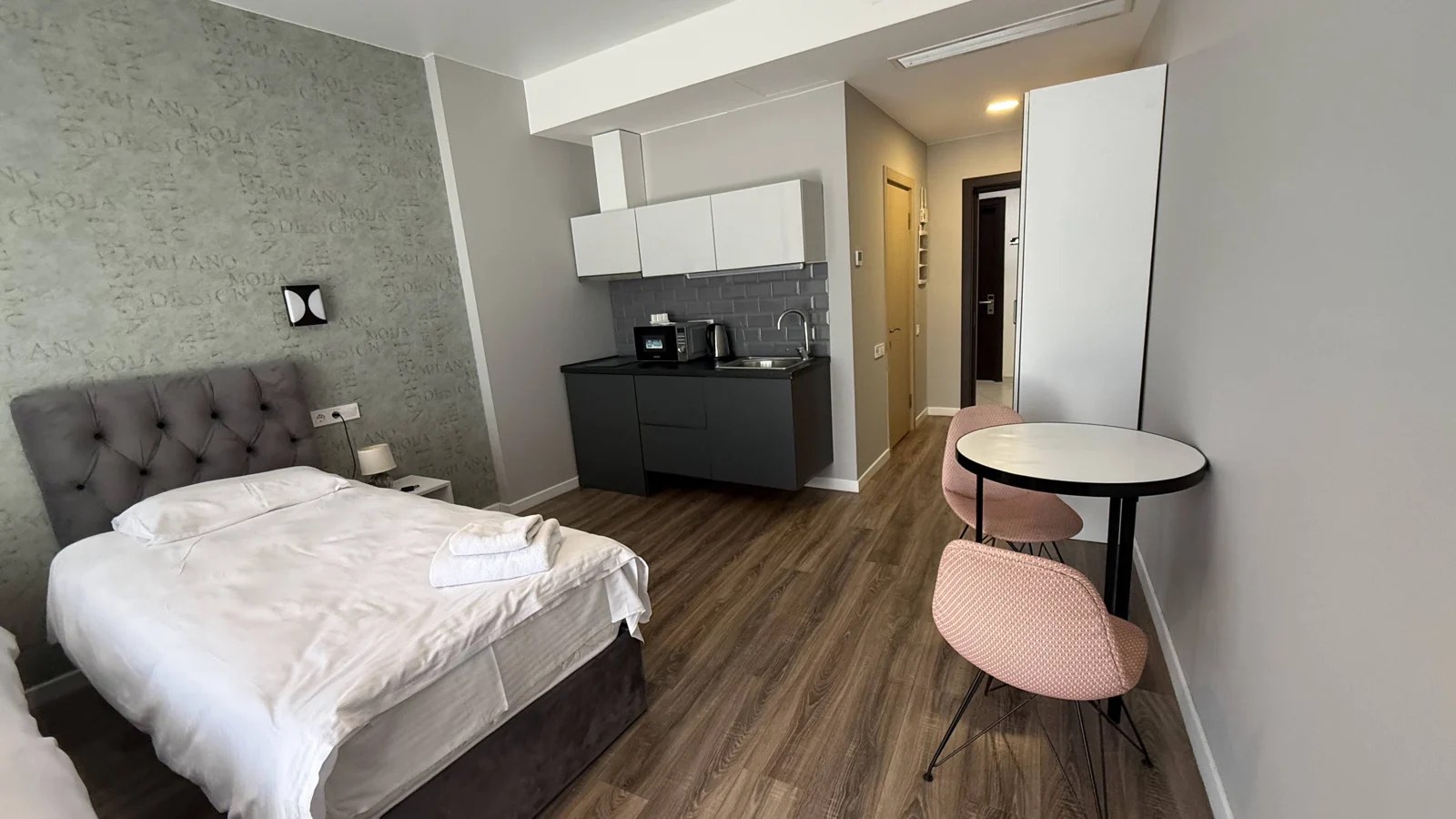 Living and sleeping area · F 405 · 4