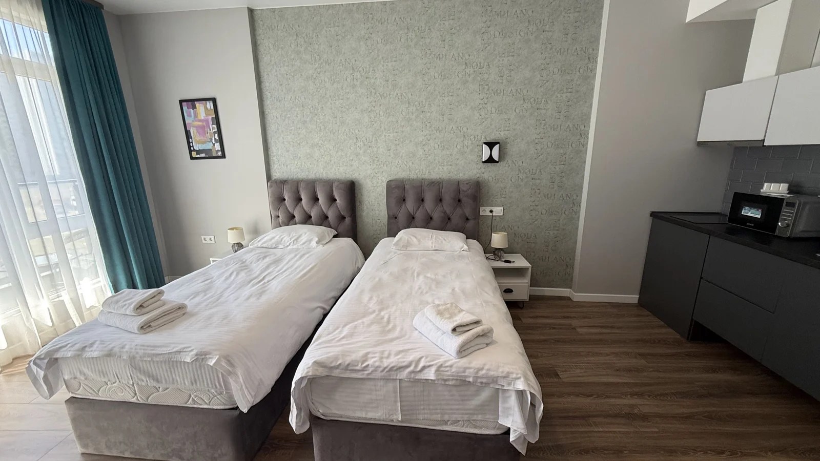 Living and sleeping area · F 405 · 5
