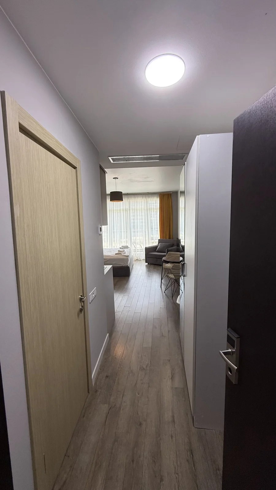 Entrance and hallway · F 406 · 7