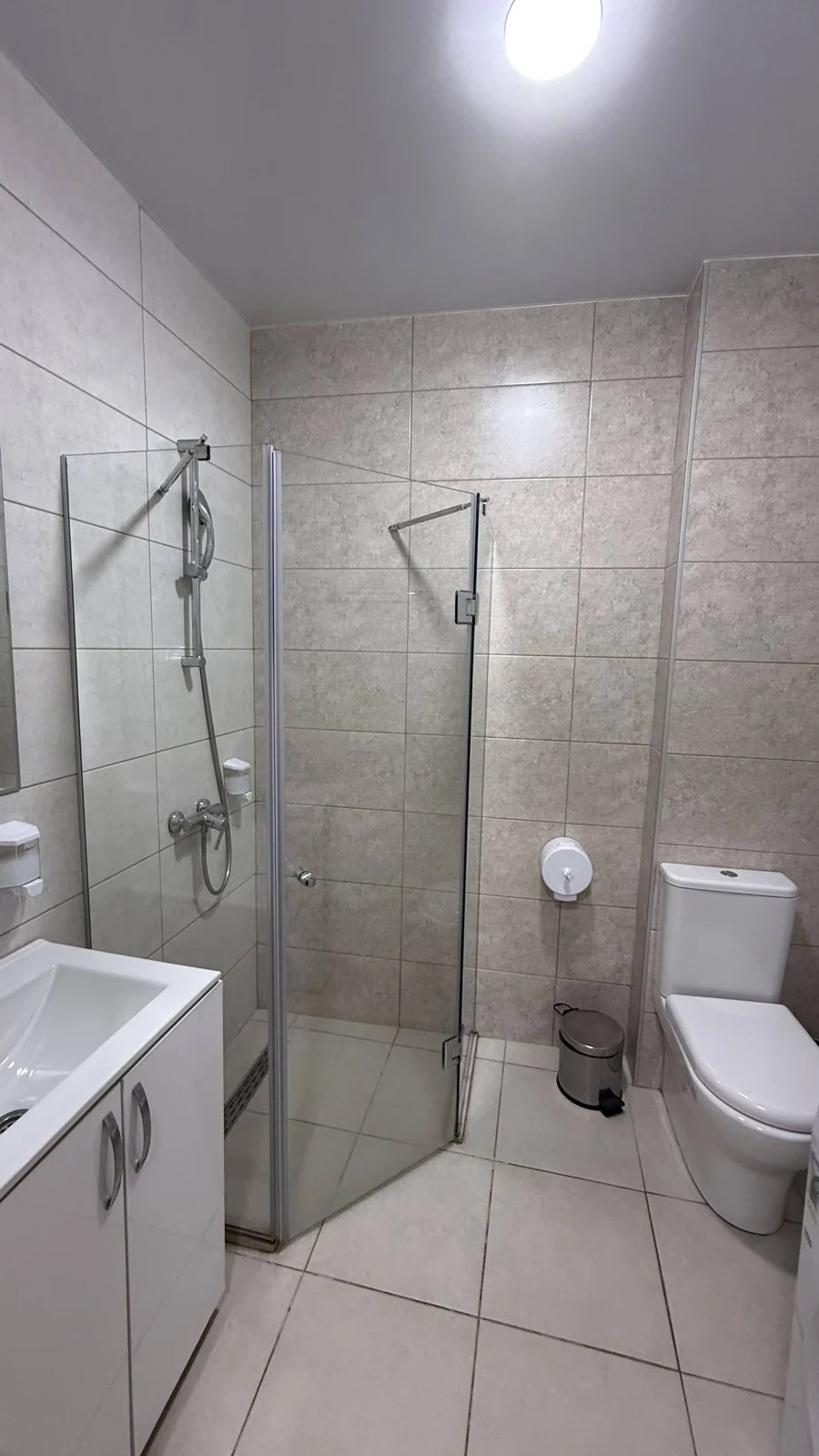 Bathroom · F 406 · 6