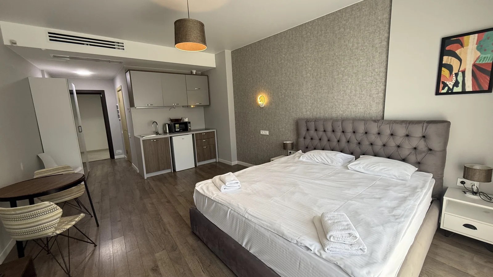 Living and sleeping area · F 406 · 2