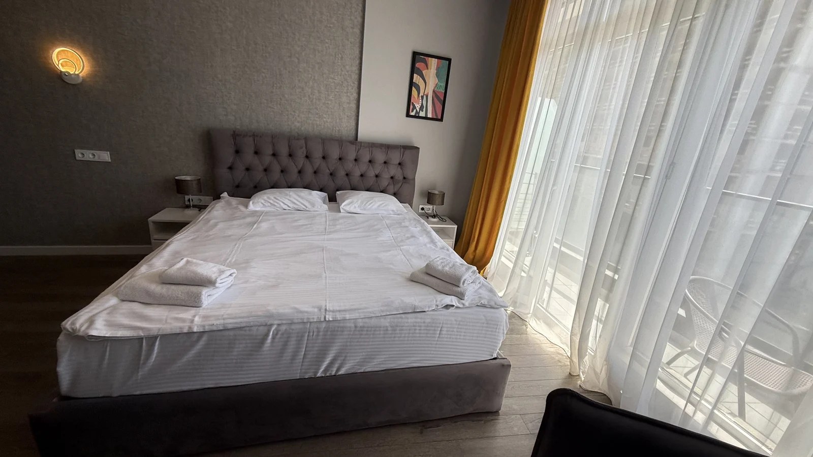 Living and sleeping area · F 406 · 3
