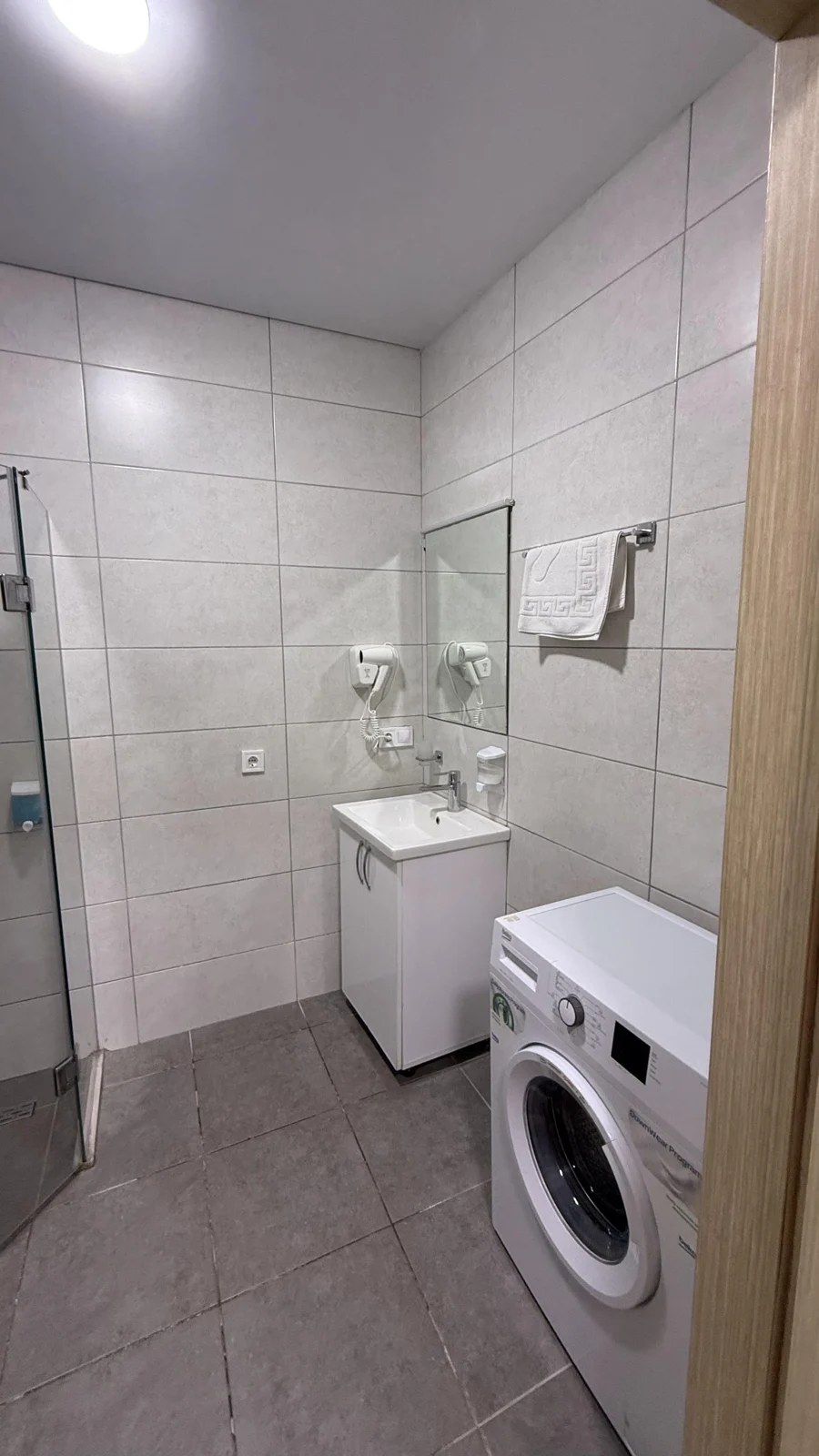 Bathroom · F 407 · 7