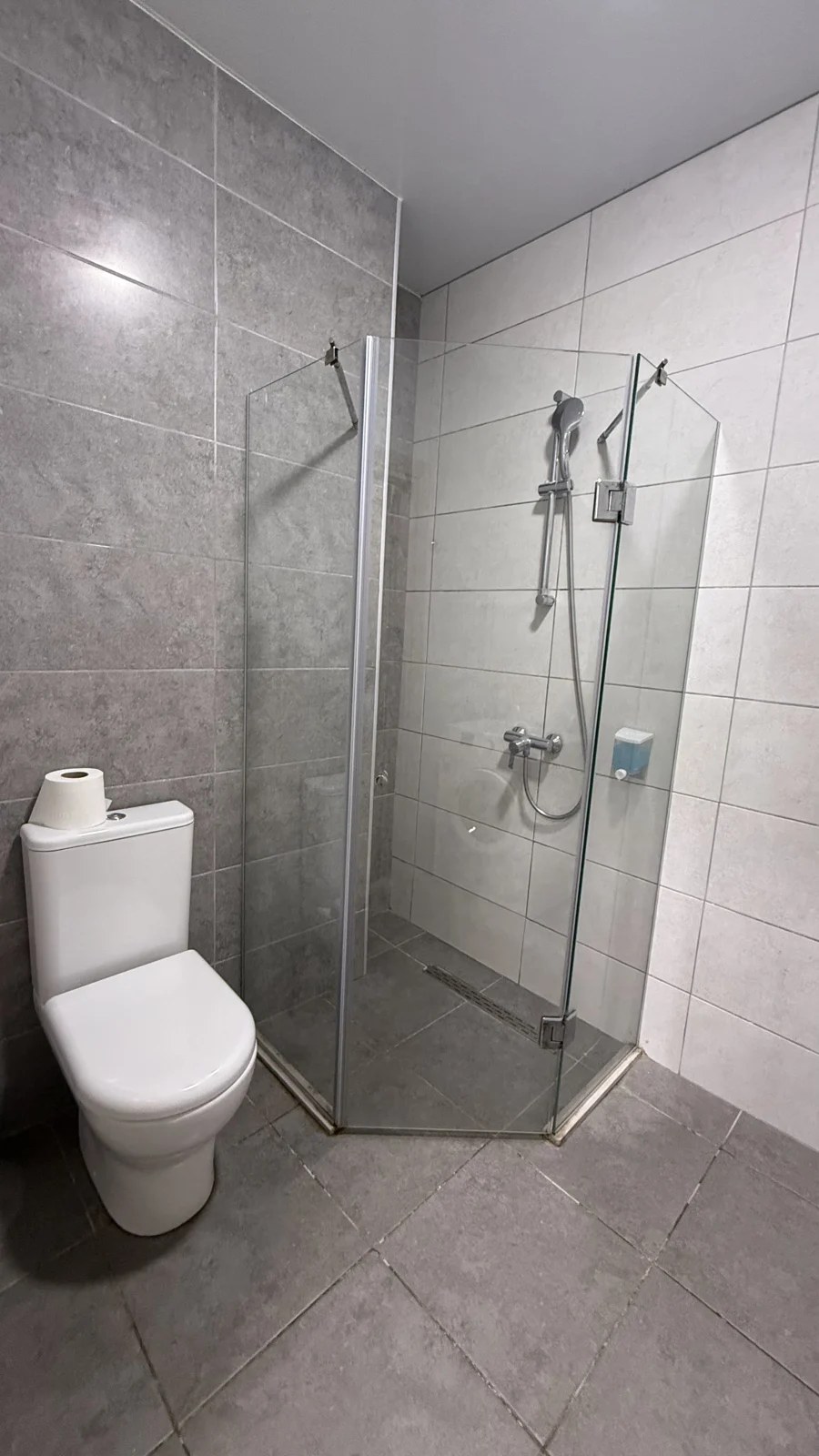 Bathroom · F 407 · 8