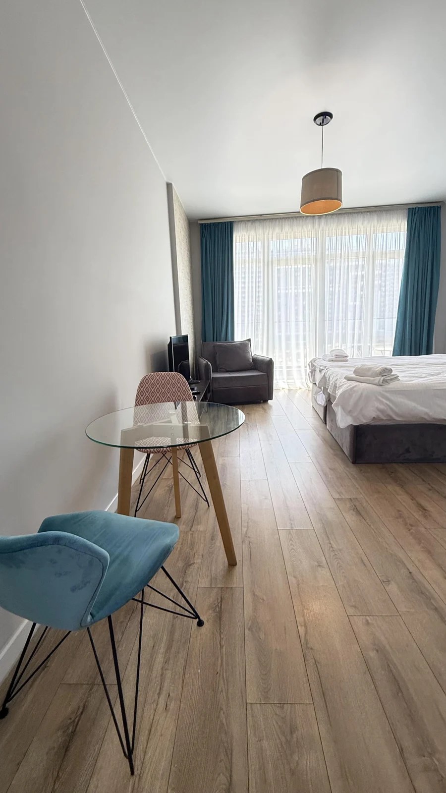 Living and sleeping area · F 407 · 6