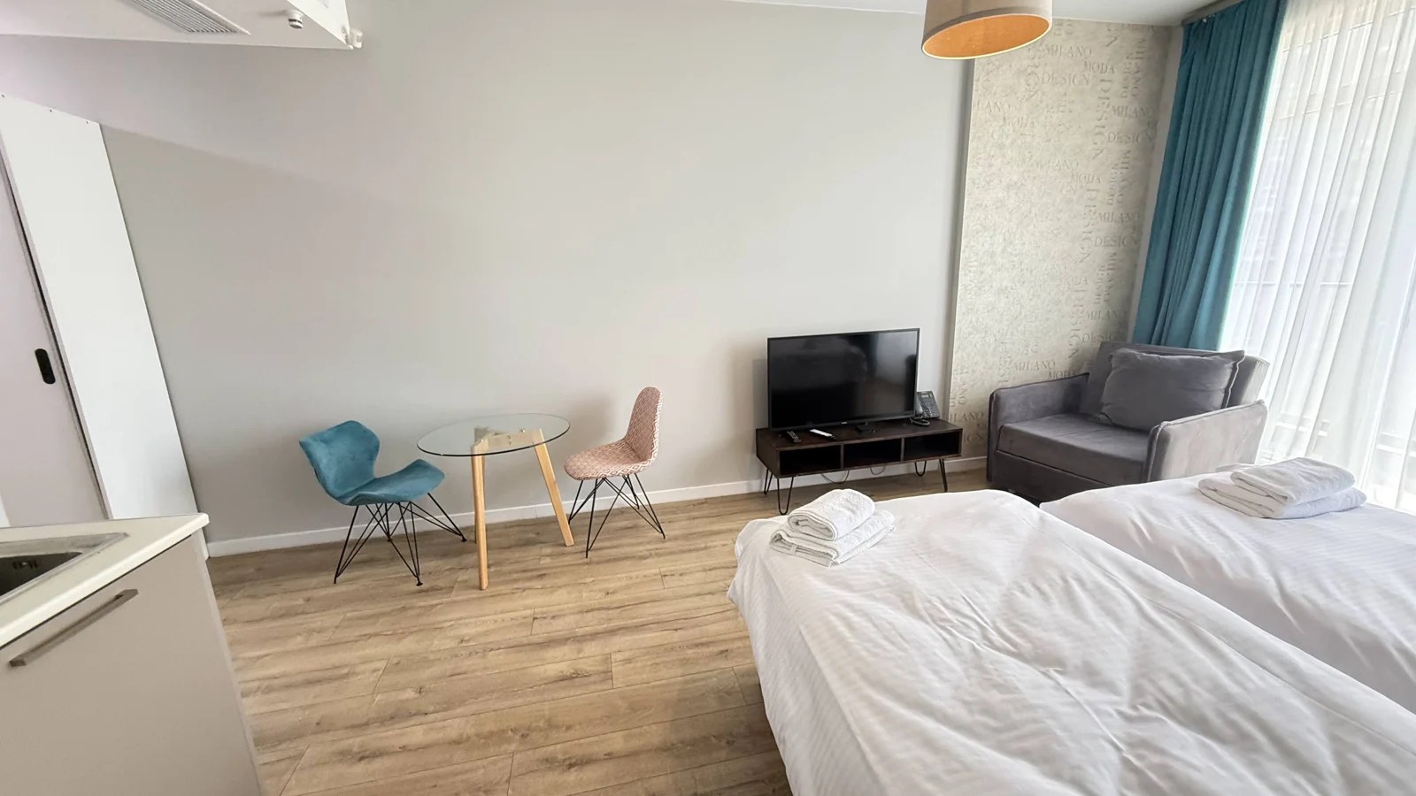 Living and sleeping area · F 407 · 4