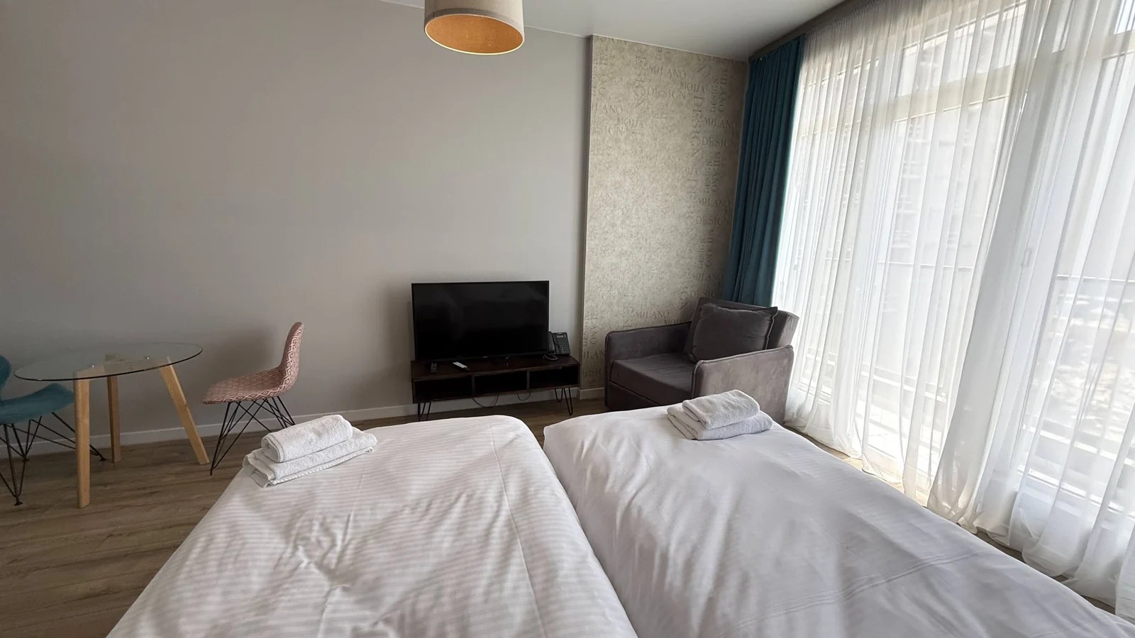 Living and sleeping area · F 407 · 5