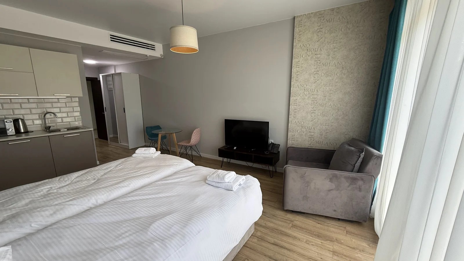 Living and sleeping area · F 407 · 2