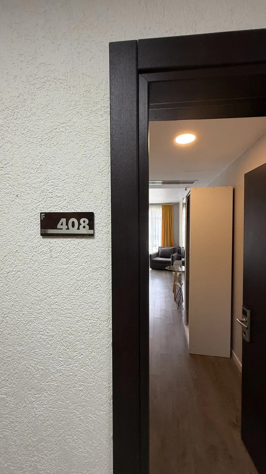 Entrance and hallway · F 408 · 7