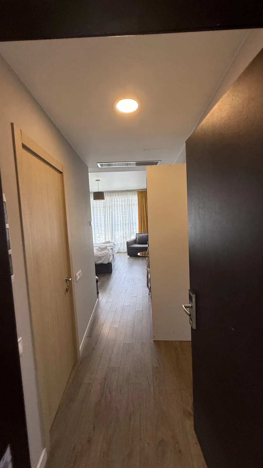 Entrance and hallway · F 408 · 6