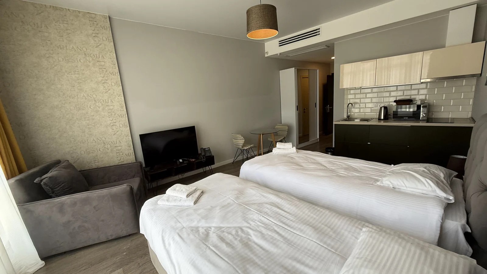 Living and sleeping area · F 408 · 4