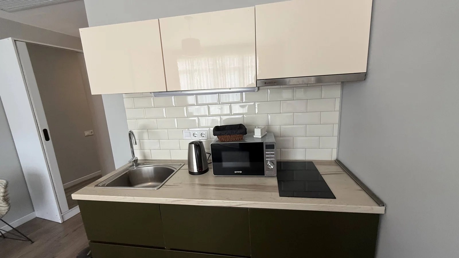 Kitchen area · F 408 · 5