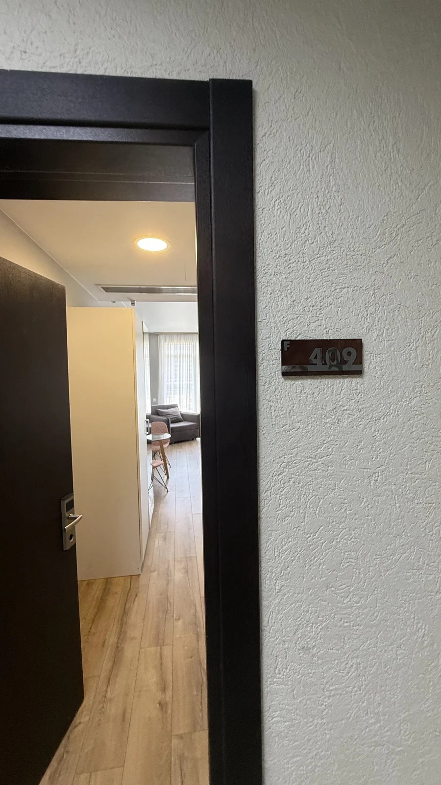 Entrance and hallway · F 409 · 9
