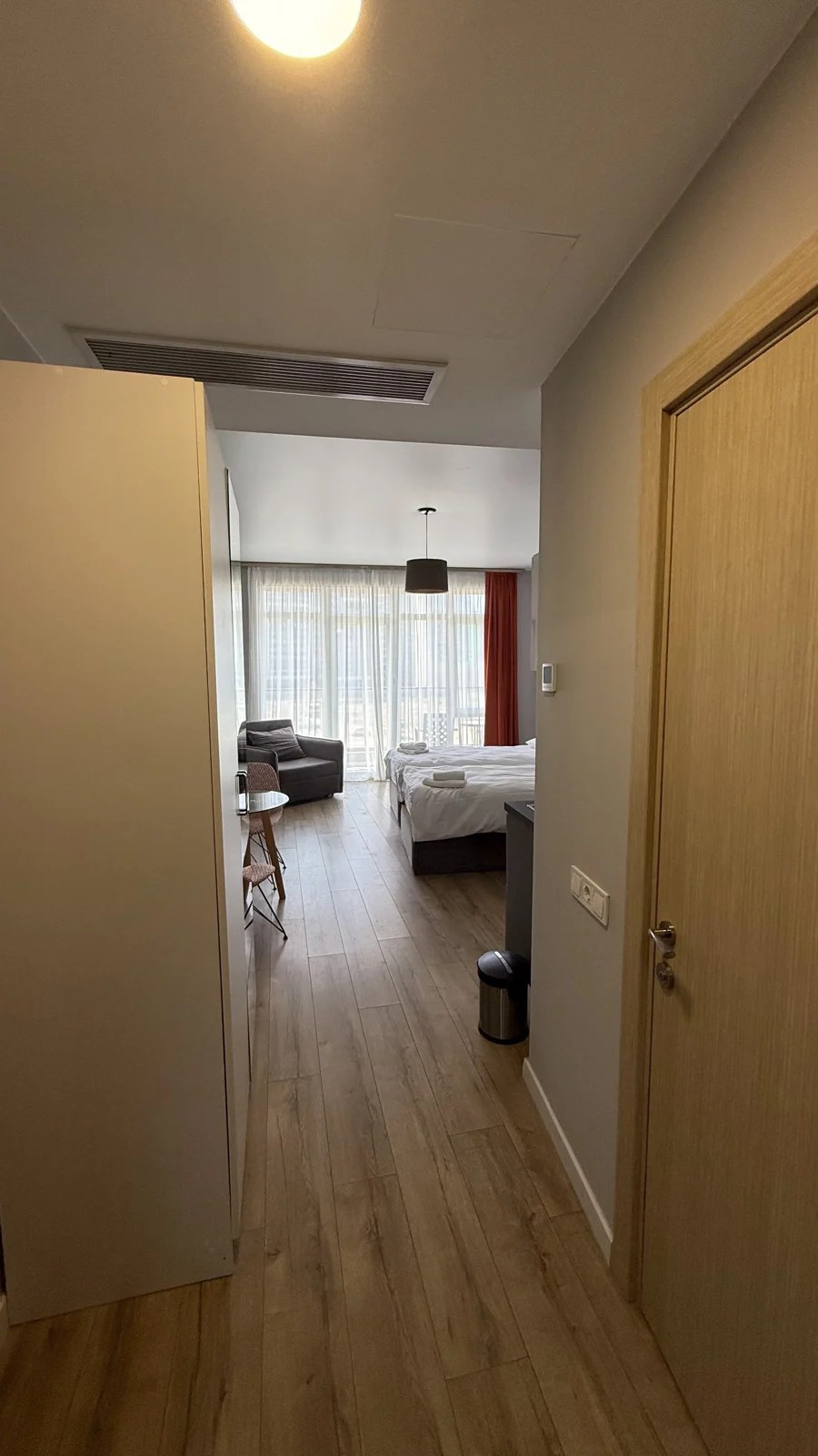 Entrance and hallway · F 409 · 8