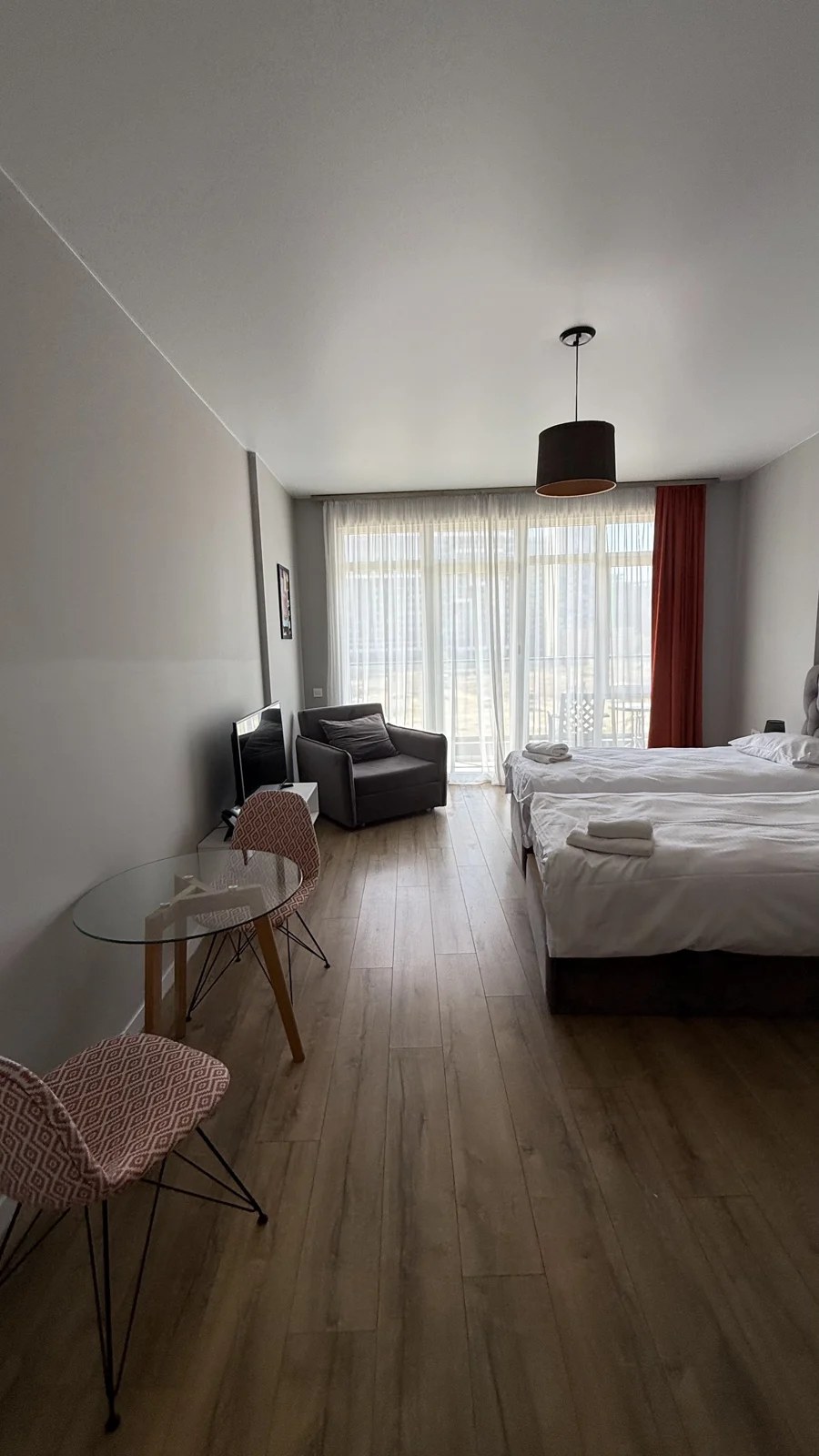 Living and sleeping area · F 409 · 6