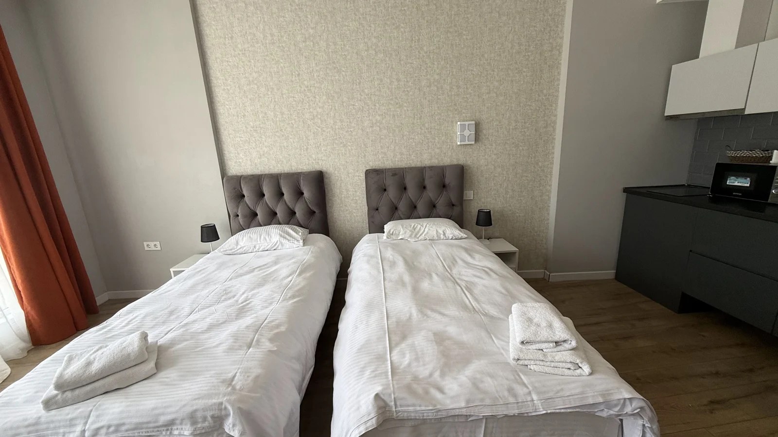 Living and sleeping area · F 409 · 5