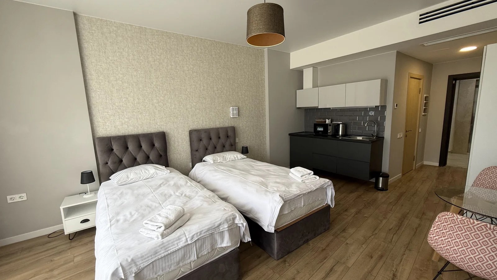 Living and sleeping area · F 409 · 2
