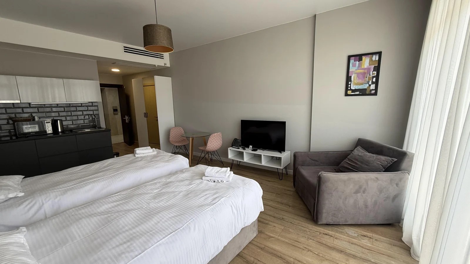 Living and sleeping area · F 409 · 4