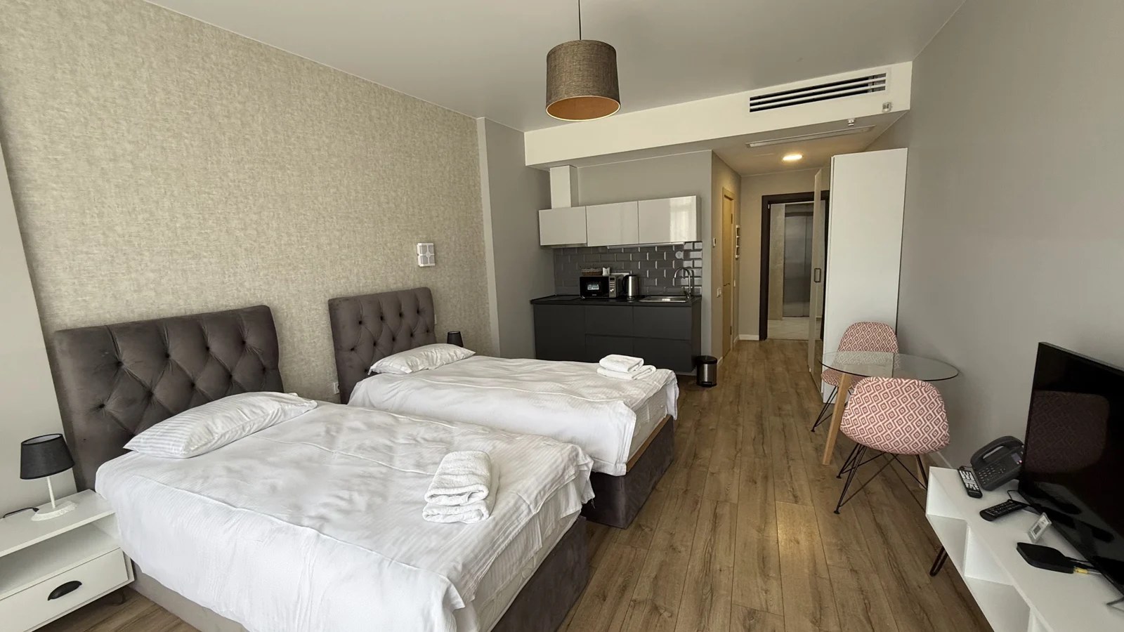 Living and sleeping area · F 409 · 3