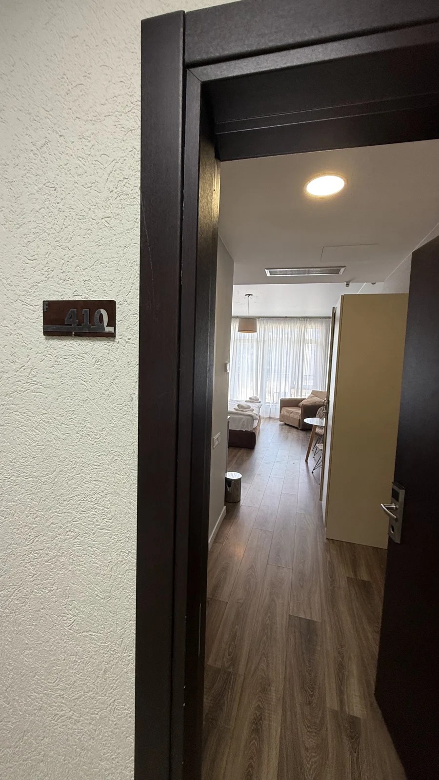 Entrance and hallway · F 410 · 10