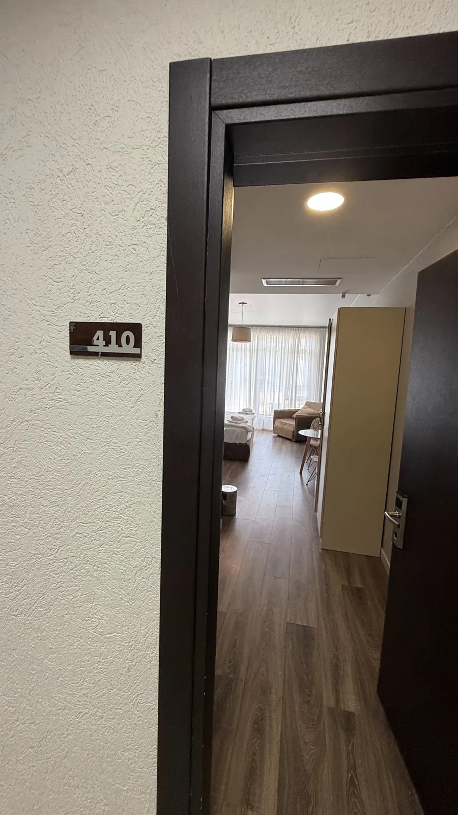 Entrance and hallway · F 410 · 9