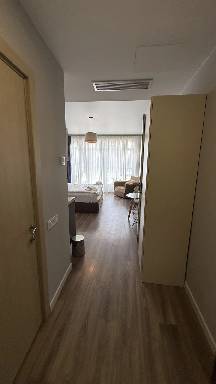 Entrance and hallway · F 410 · 8