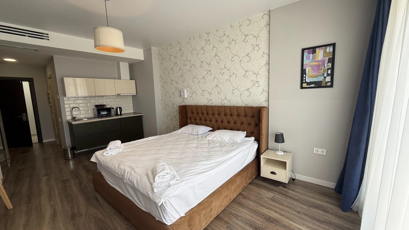 Living and sleeping area · F 410 · 4