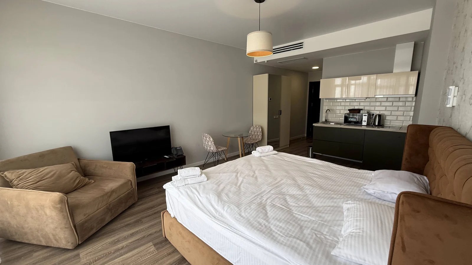 Living and sleeping area · F 410 · 5