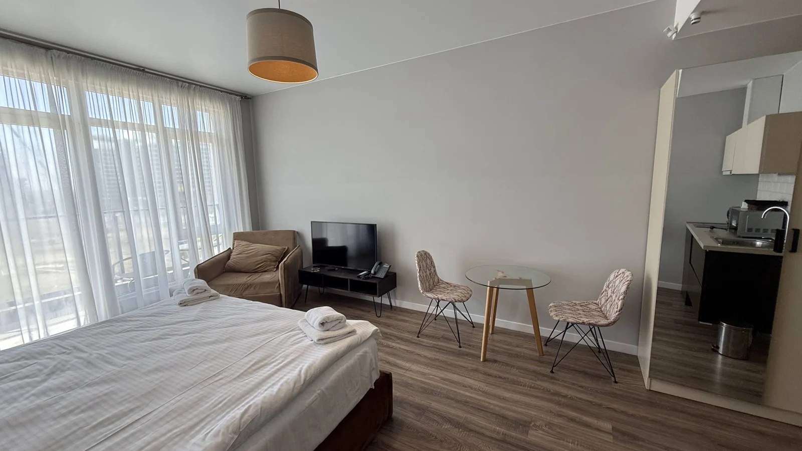Living and sleeping area · F 410 · 6