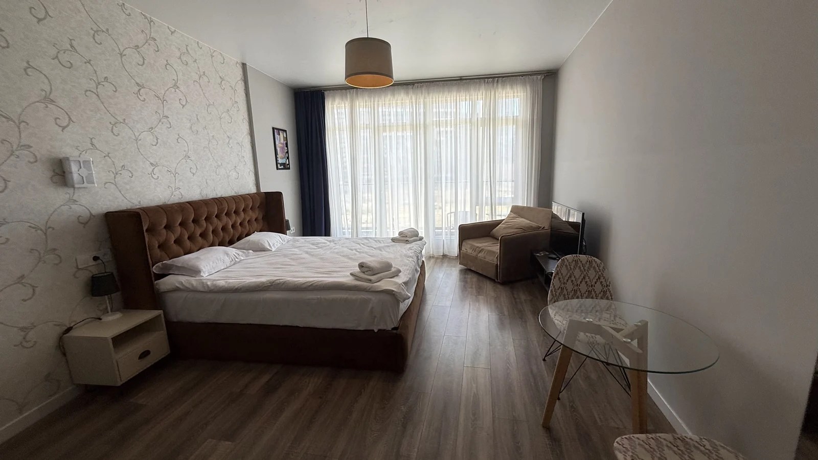 Living and sleeping area · F 410 · 7