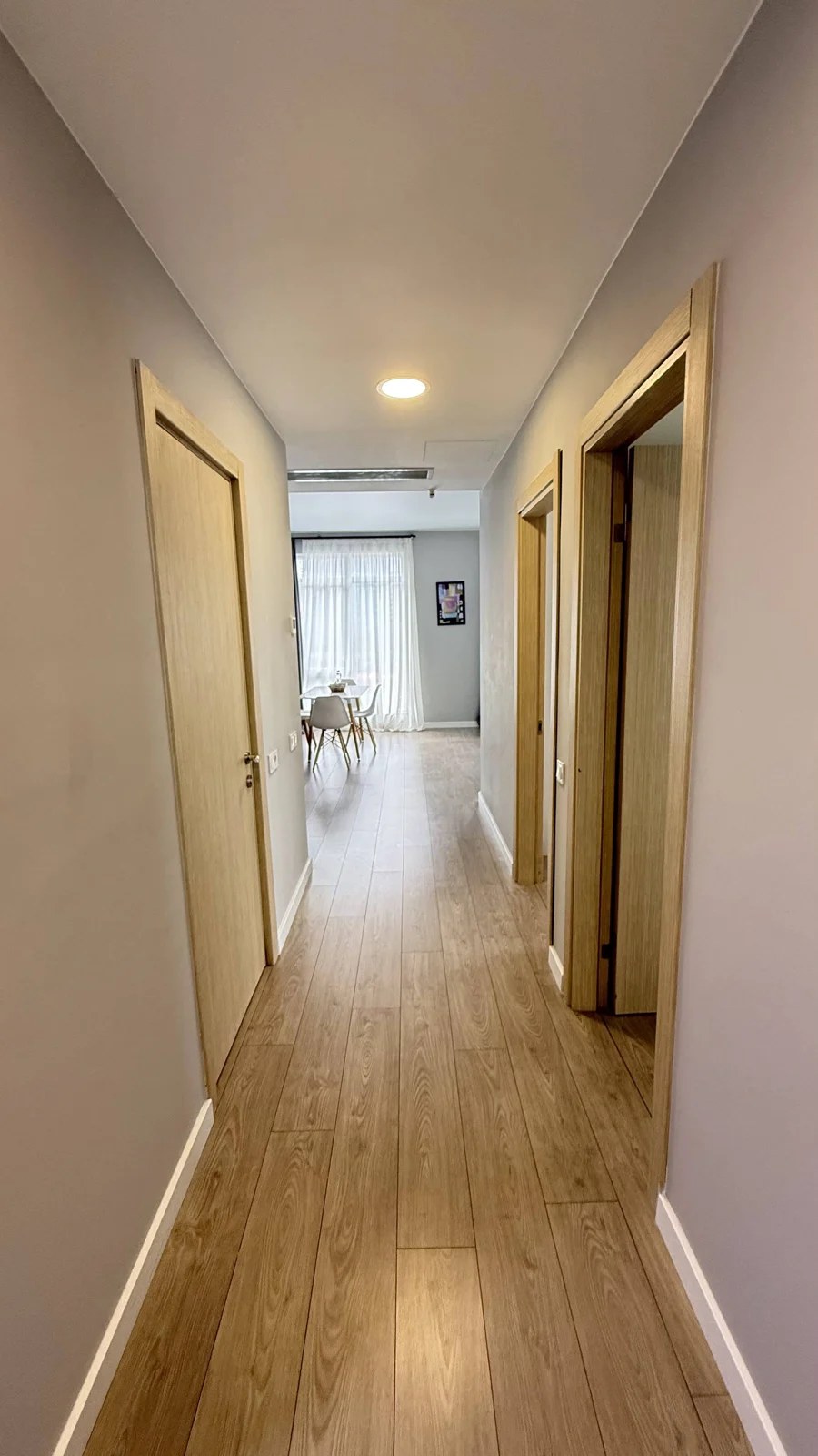 Entrance and hallway · F 411 · 16