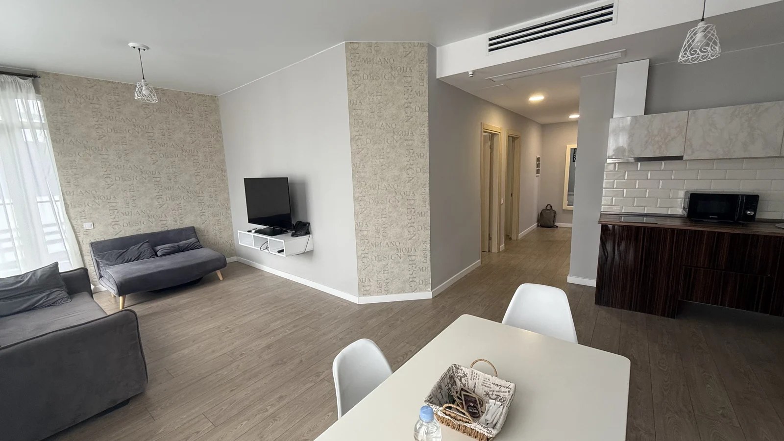 Living and sleeping area · F 411 · 3