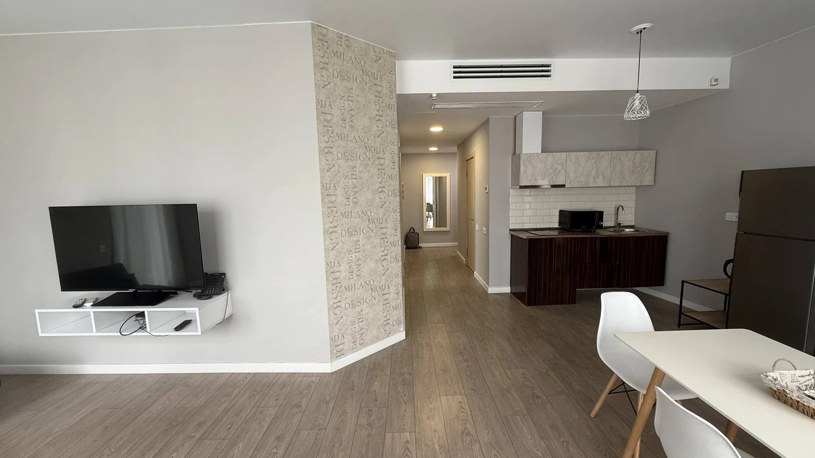 Living and sleeping area · F 411 · 4
