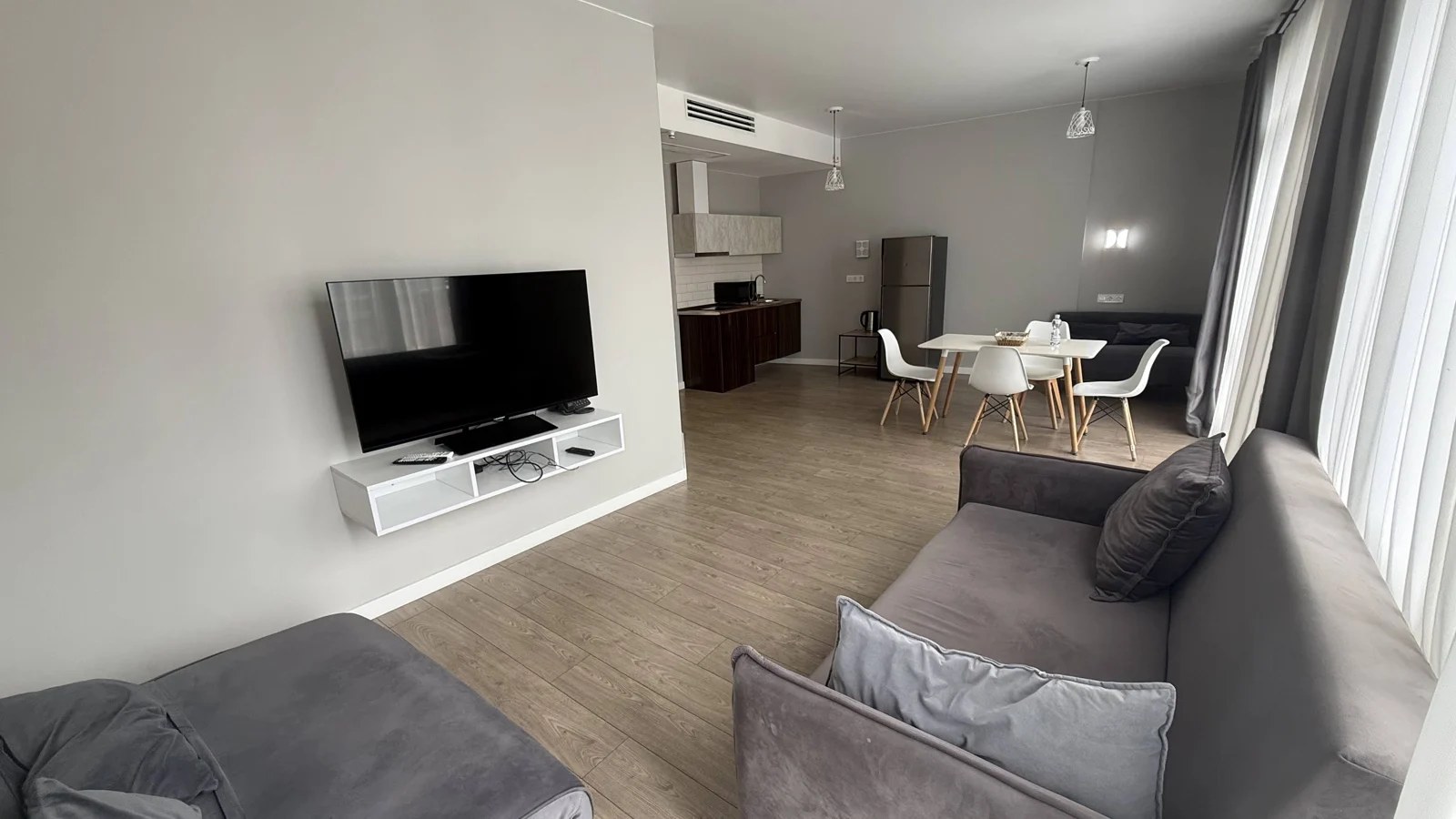 Living and sleeping area · F 411 · 5