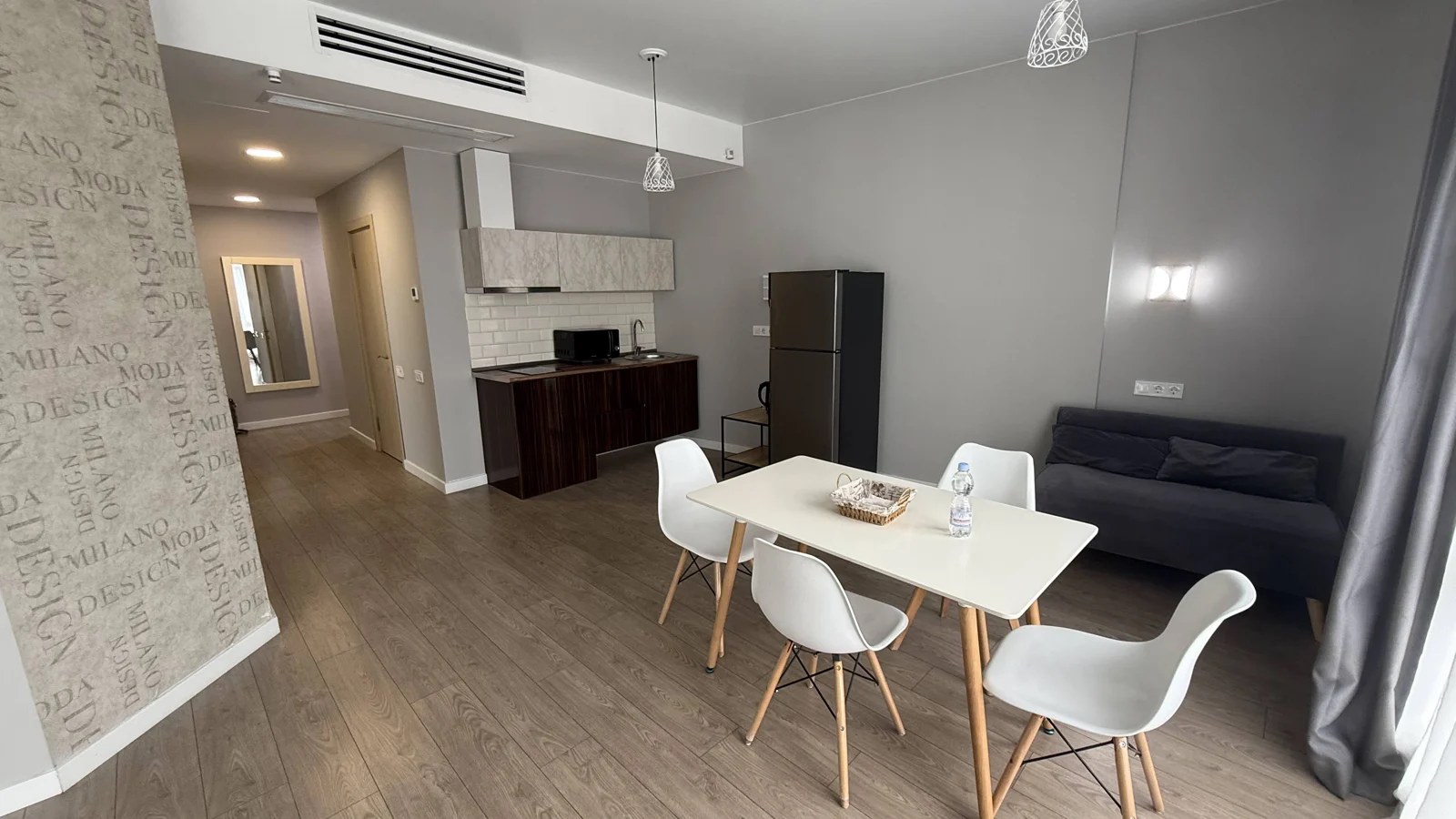 Living and sleeping area · F 411 · 6