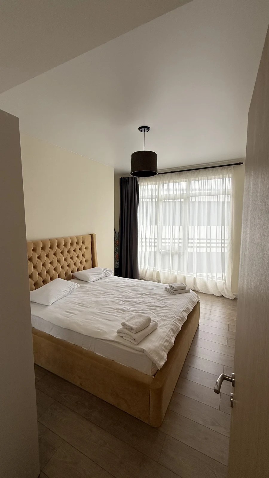 Living and sleeping area · F 411 · 10