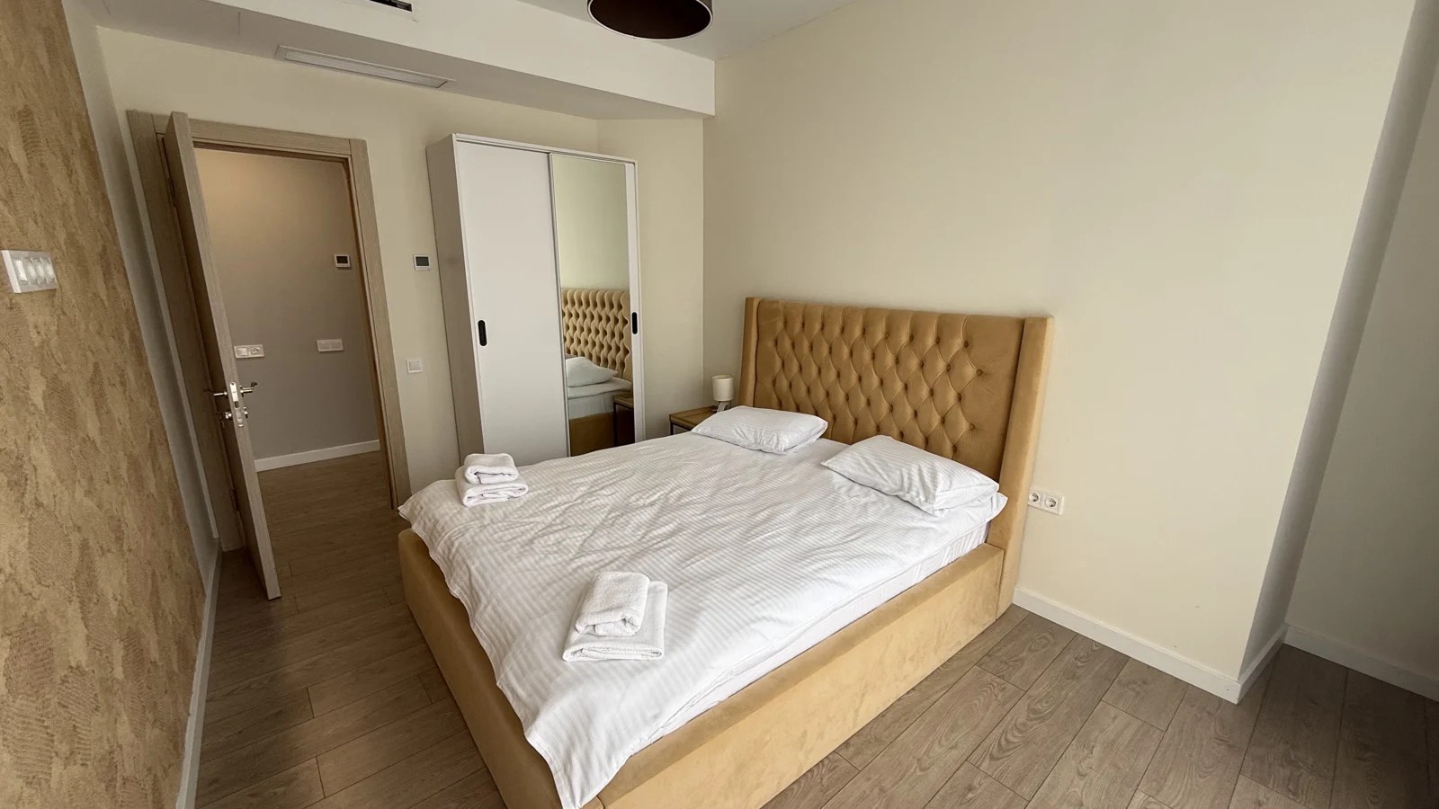 Living and sleeping area · F 411 · 8