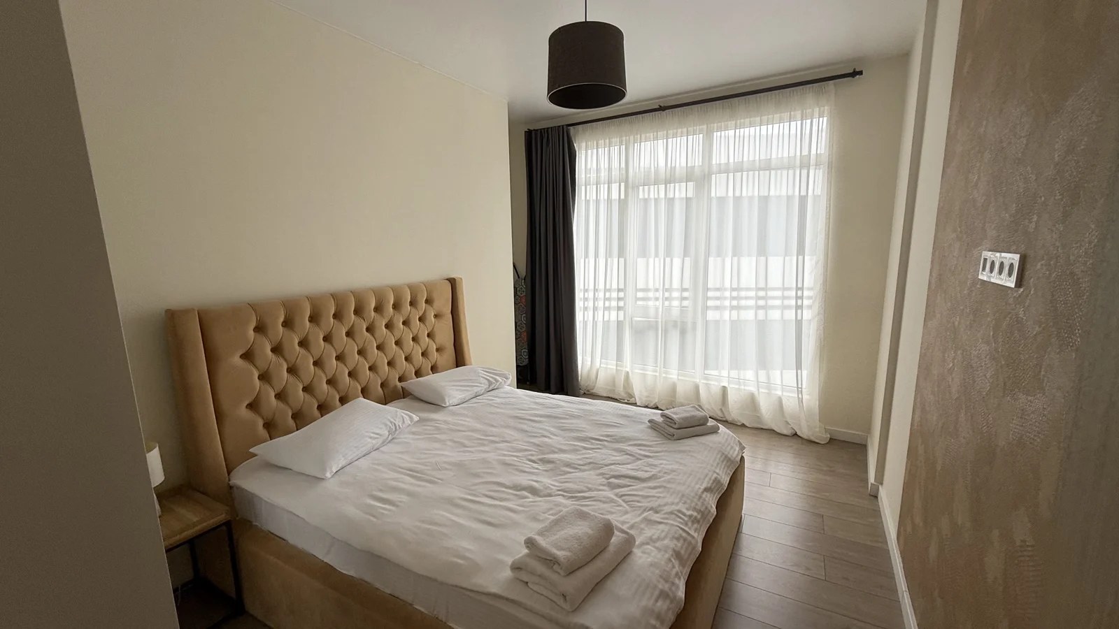 Living and sleeping area · F 411 · 9