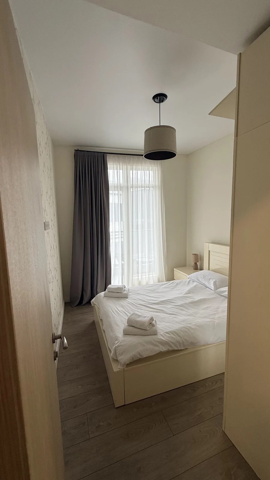 Living and sleeping area · F 411 · 11
