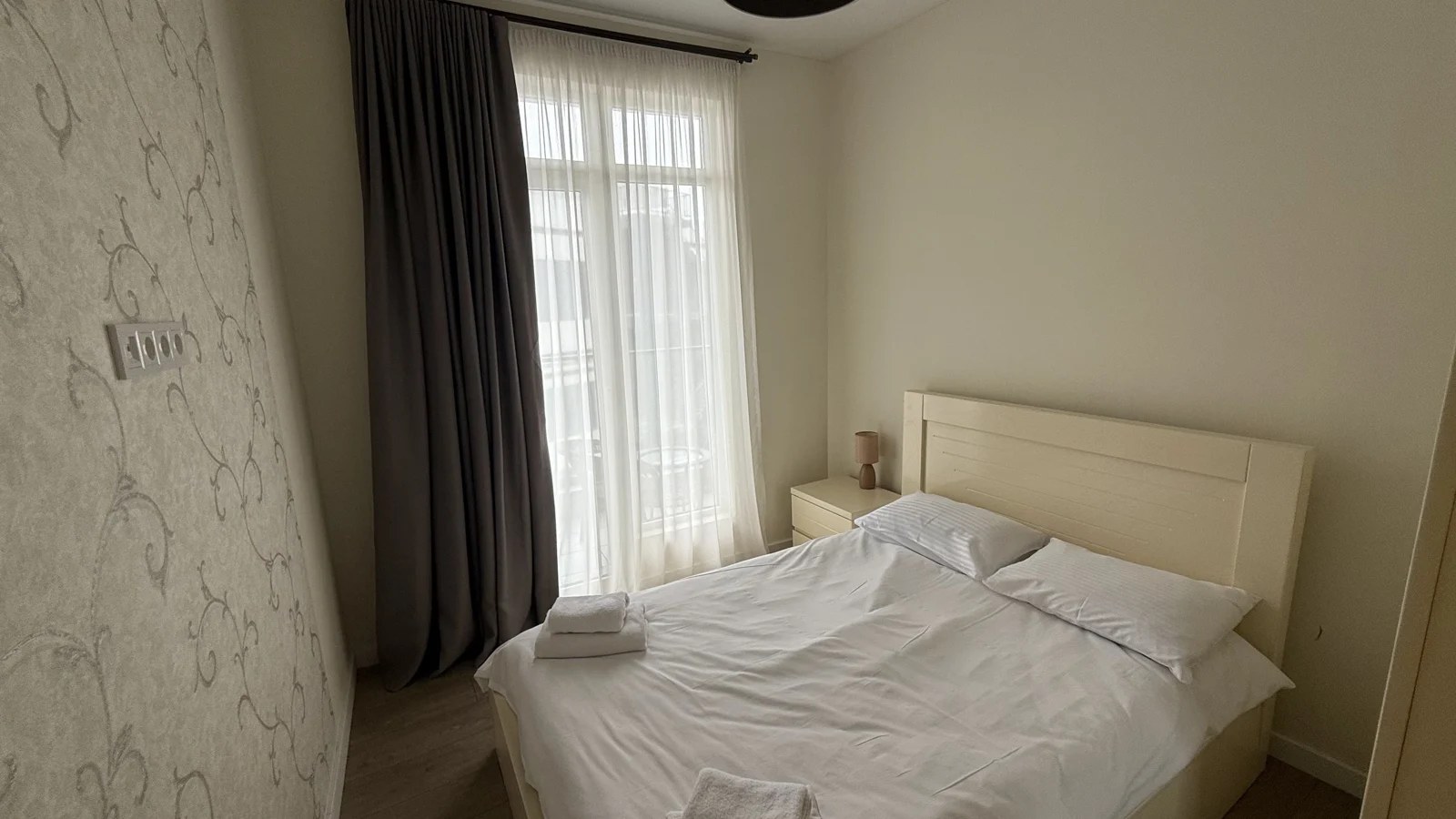 Living and sleeping area · F 411 · 12