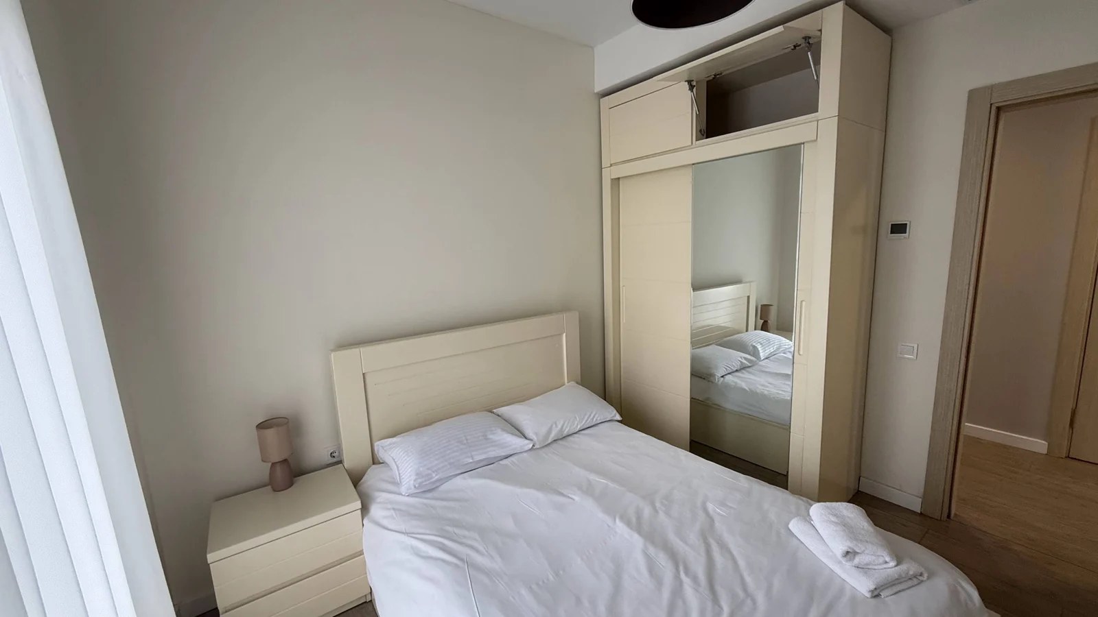 Living and sleeping area · F 411 · 13