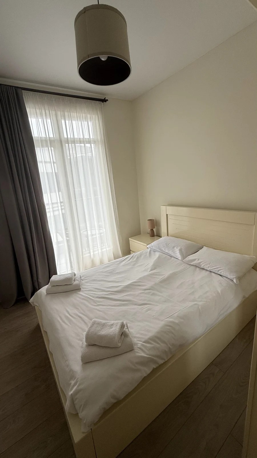 Living and sleeping area · F 411 · 14