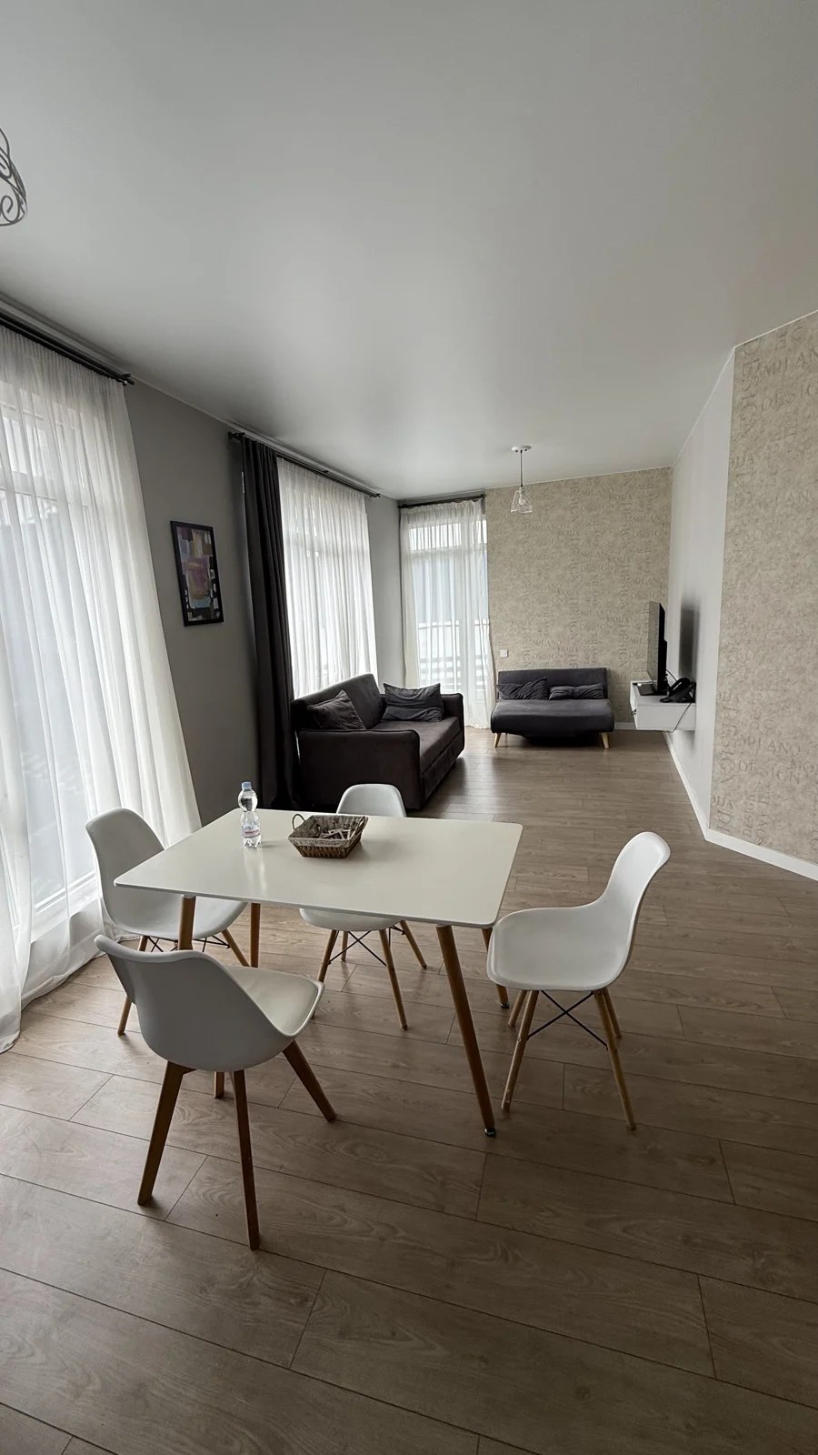 Living and sleeping area · F 411 · 15