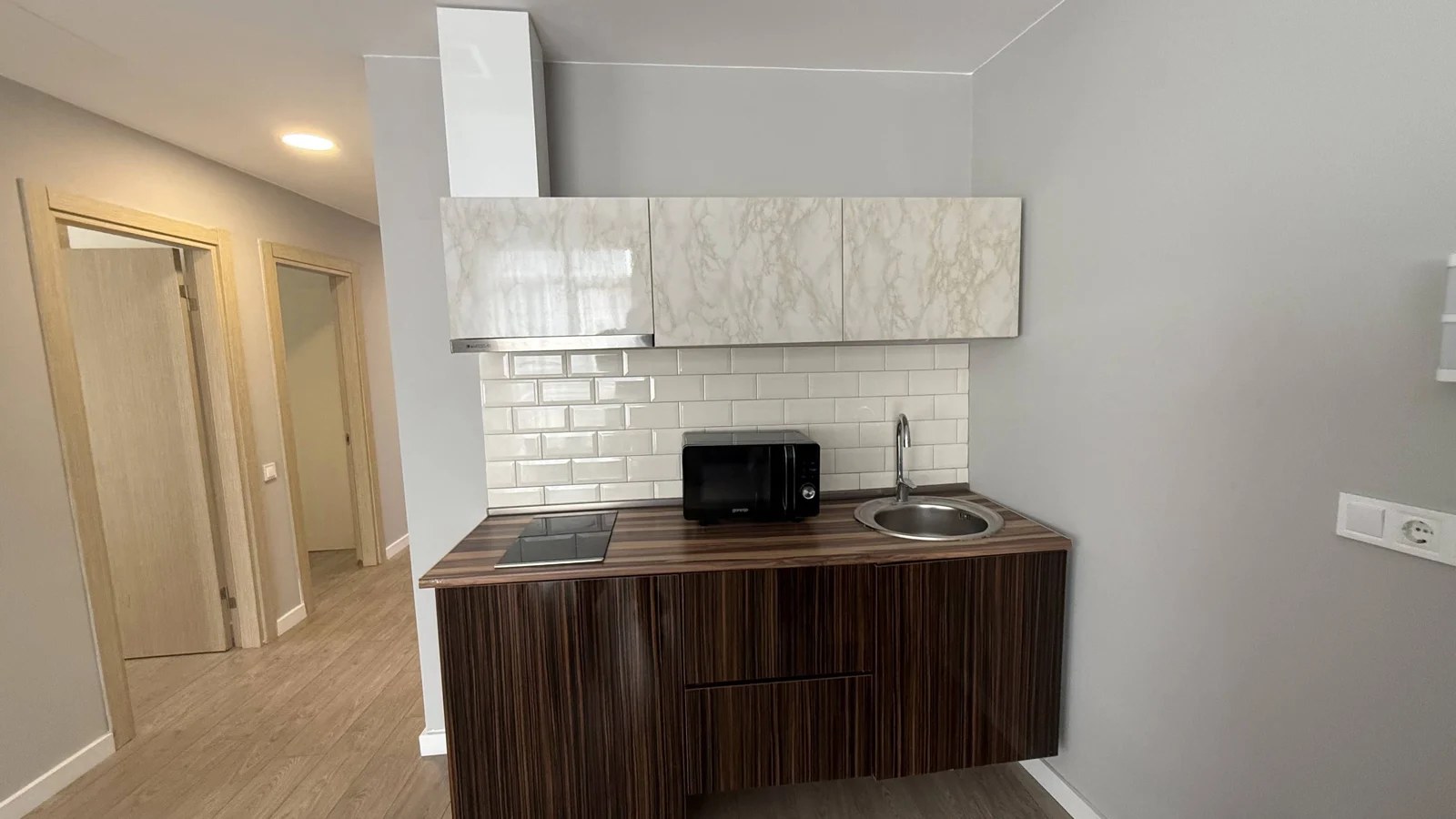 Kitchen area · F 411 · 7