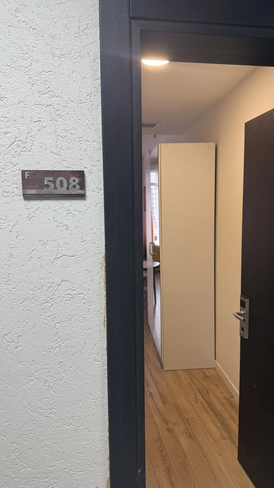 Entrance and hallway · F 508 · 11